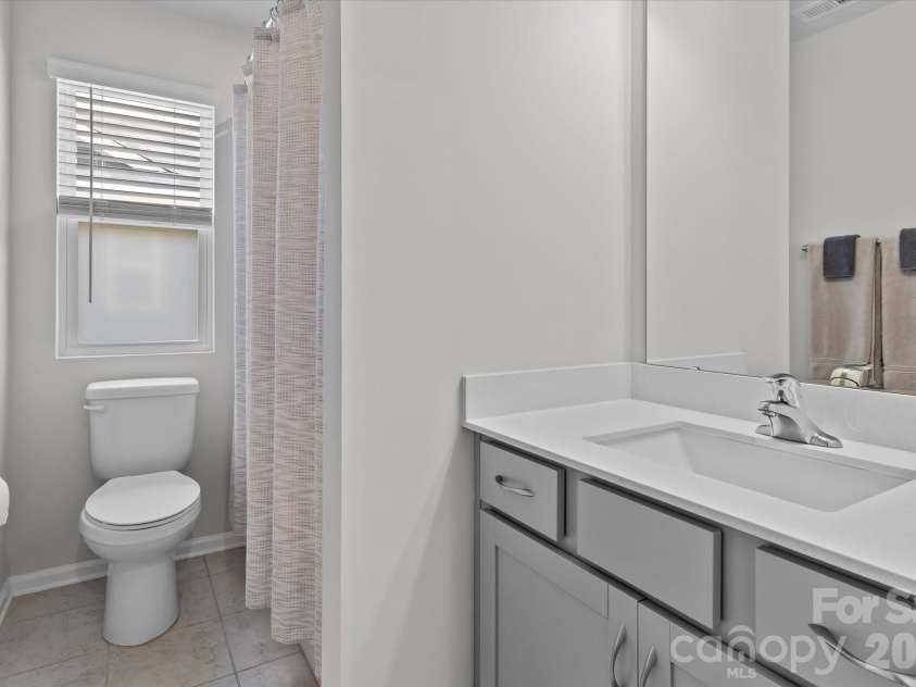 8122 Downy Oak Lane, Charlotte, NC 28269.  MLS# CAR4394900, YatesRealty ID 36945. 