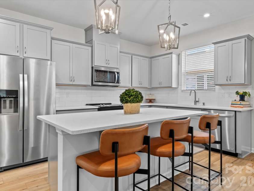 8122 Downy Oak Lane, Charlotte, NC 28269.  MLS# CAR4394900, YatesRealty ID 36945. Modern kitchen with SS appliances