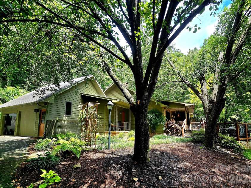 18 Rollingwood Road, Asheville, NC 28805.  MLS# CAR4401811, YatesRealty ID 36947. 