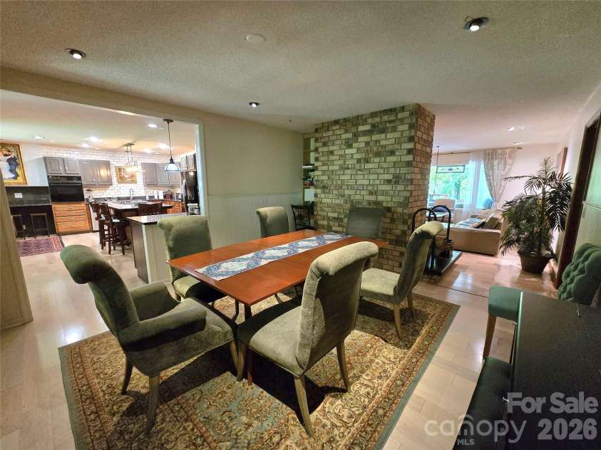 18 Rollingwood Road, Asheville, NC 28805.  MLS# CAR4401811, YatesRealty ID 36947. 