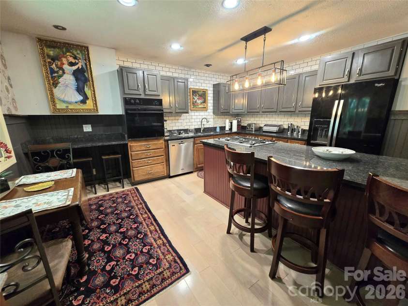 18 Rollingwood Road, Asheville, NC 28805.  MLS# CAR4401811, YatesRealty ID 36947. 
