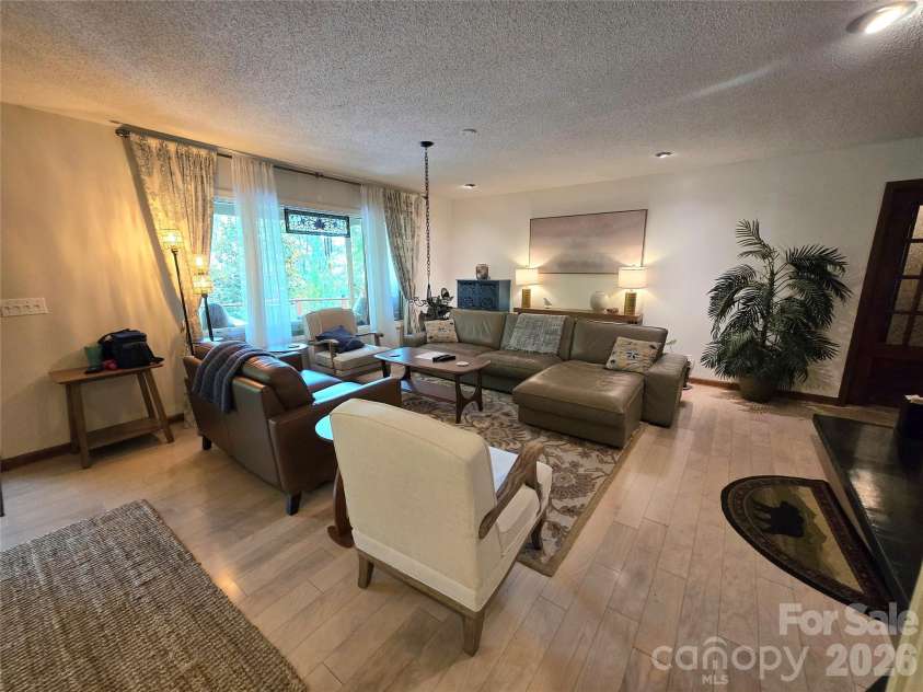 18 Rollingwood Road, Asheville, NC 28805.  MLS# CAR4401811, YatesRealty ID 36947. 