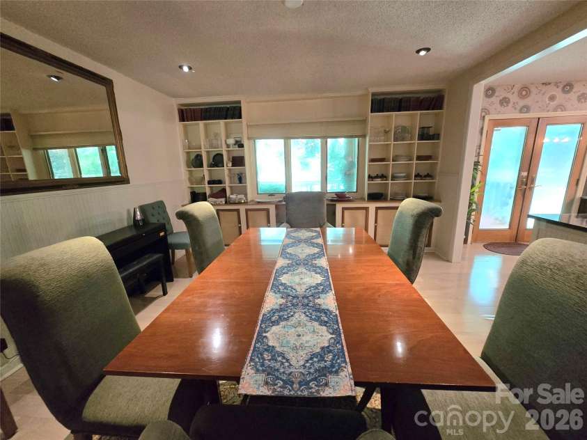 18 Rollingwood Road, Asheville, NC 28805.  MLS# CAR4401811, YatesRealty ID 36947. 
