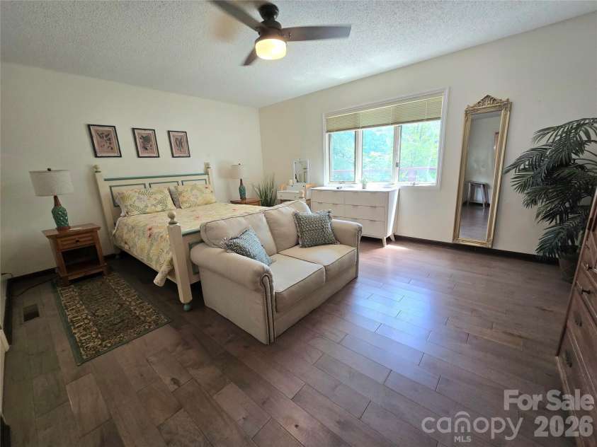 18 Rollingwood Road, Asheville, NC 28805.  MLS# CAR4401811, YatesRealty ID 36947. 