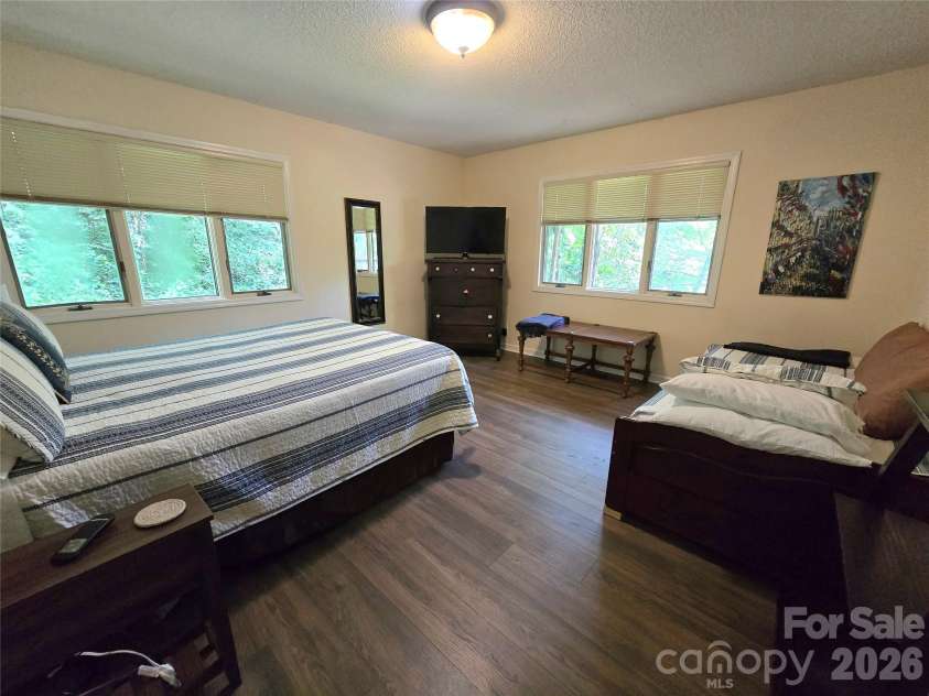 18 Rollingwood Road, Asheville, NC 28805.  MLS# CAR4401811, YatesRealty ID 36947. 