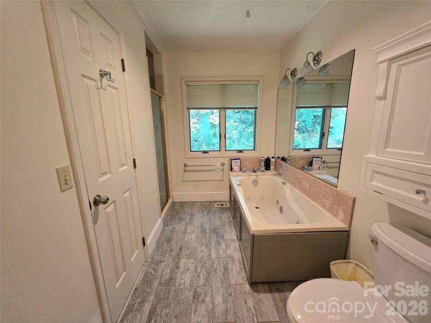18 Rollingwood Road, Asheville, NC 28805.  MLS# CAR4401811, YatesRealty ID 36947. 