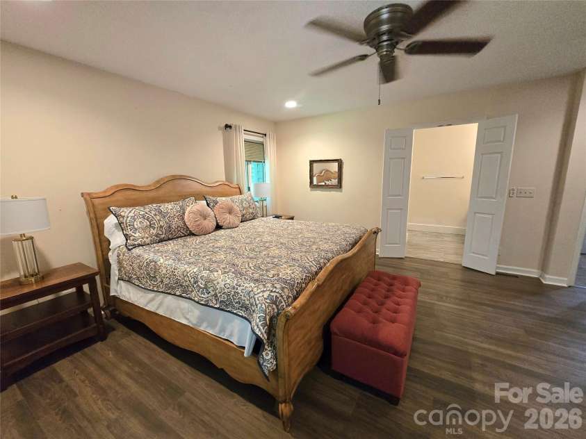 18 Rollingwood Road, Asheville, NC 28805.  MLS# CAR4401811, YatesRealty ID 36947. 
