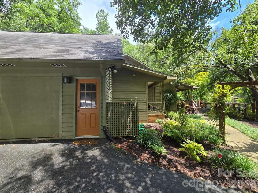 18 Rollingwood Road, Asheville, NC 28805.  MLS# CAR4401811, YatesRealty ID 36947. 