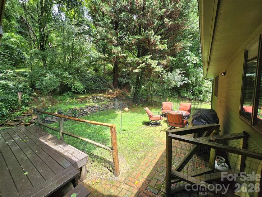 18 Rollingwood Road, Asheville, NC 28805.  MLS# CAR4401811, YatesRealty ID 36947. 