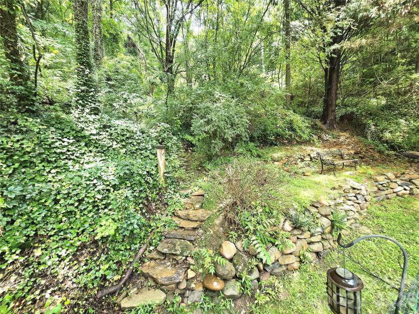 18 Rollingwood Road, Asheville, NC 28805.  MLS# CAR4401811, YatesRealty ID 36947. 