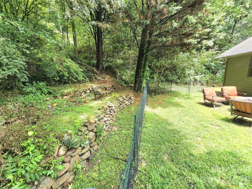 18 Rollingwood Road, Asheville, NC 28805.  MLS# CAR4401811, YatesRealty ID 36947. 
