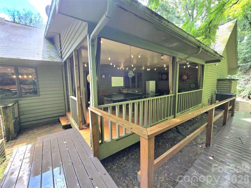 18 Rollingwood Road, Asheville, NC 28805.  MLS# CAR4401811, YatesRealty ID 36947. 