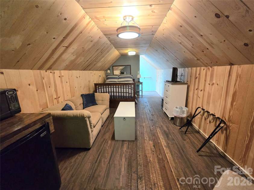 18 Rollingwood Road, Asheville, NC 28805.  MLS# CAR4401811, YatesRealty ID 36947. 