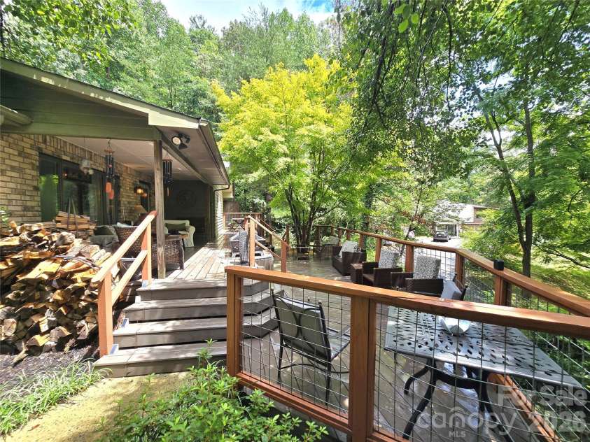18 Rollingwood Road, Asheville, NC 28805.  MLS# CAR4401811, YatesRealty ID 36947. 