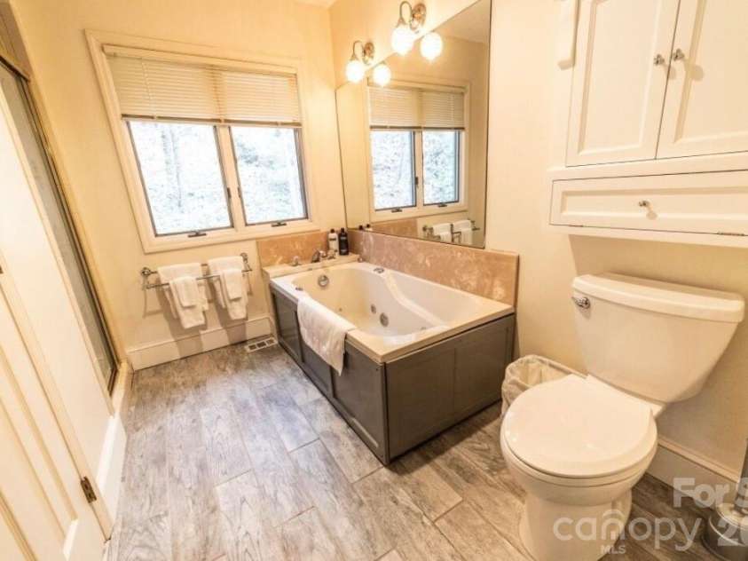 18 Rollingwood Road, Asheville, NC 28805.  MLS# CAR4401811, YatesRealty ID 36947. 