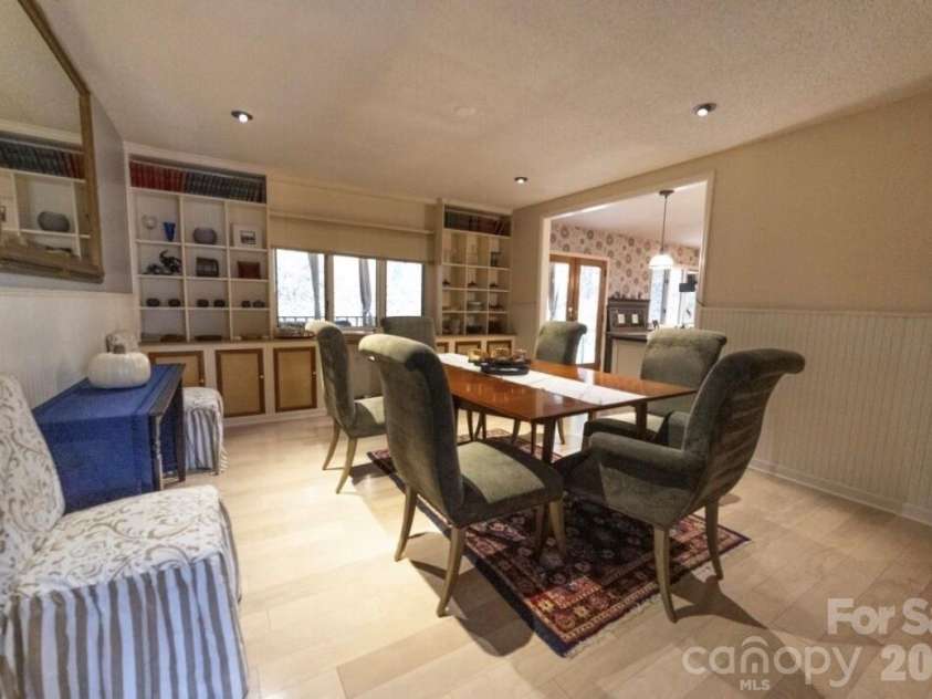 18 Rollingwood Road, Asheville, NC 28805.  MLS# CAR4401811, YatesRealty ID 36947. 