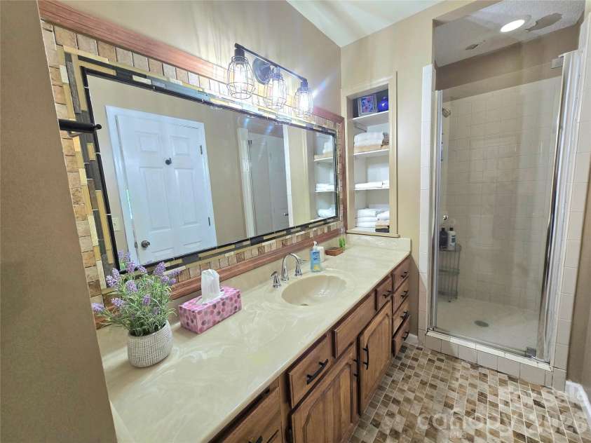18 Rollingwood Road, Asheville, NC 28805.  MLS# CAR4401811, YatesRealty ID 36947. Guest bath