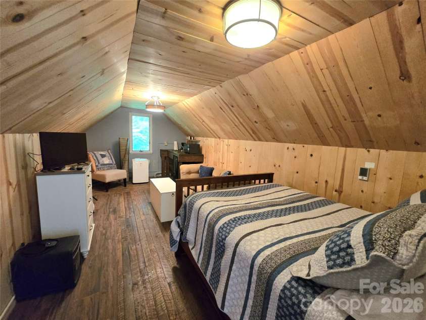 18 Rollingwood Road, Asheville, NC 28805.  MLS# CAR4401811, YatesRealty ID 36947. Secret upper room!