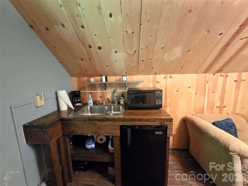 18 Rollingwood Road, Asheville, NC 28805.  MLS# CAR4401811, YatesRealty ID 36947. Upper level