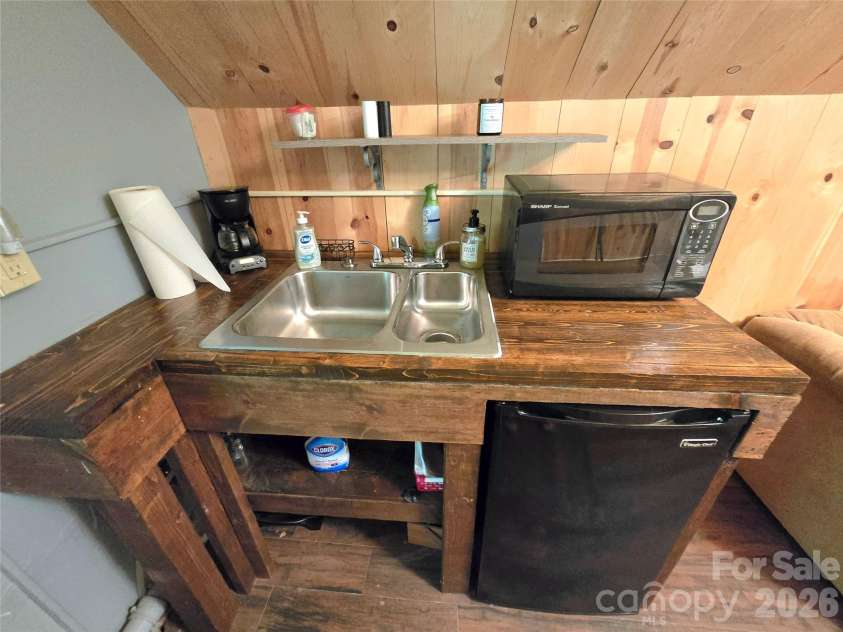 18 Rollingwood Road, Asheville, NC 28805.  MLS# CAR4401811, YatesRealty ID 36947. Upper level