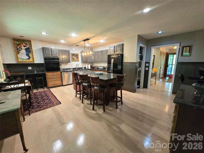 18 Rollingwood Road, Asheville, NC 28805.  MLS# CAR4401811, YatesRealty ID 36947. Well appointed kitchen