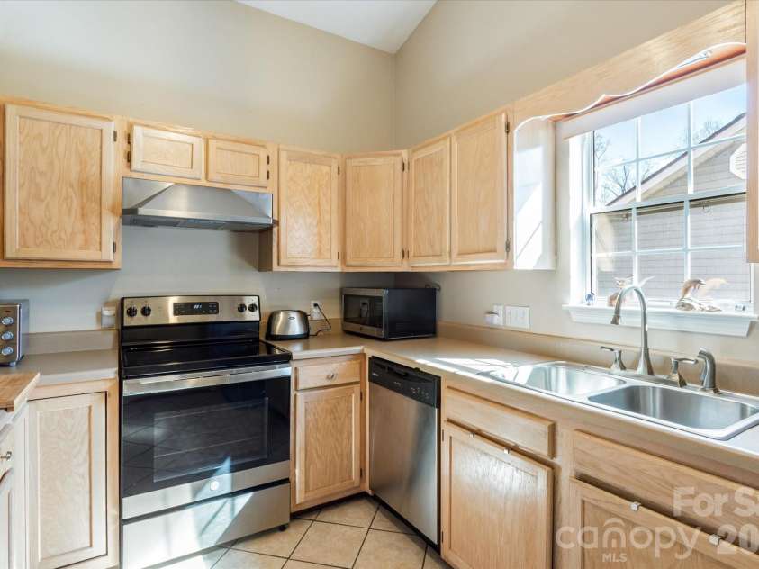 2625 Middleton Circle, Hendersonville, NC 28791.  MLS# CAR4346710, YatesRealty ID 3695. 