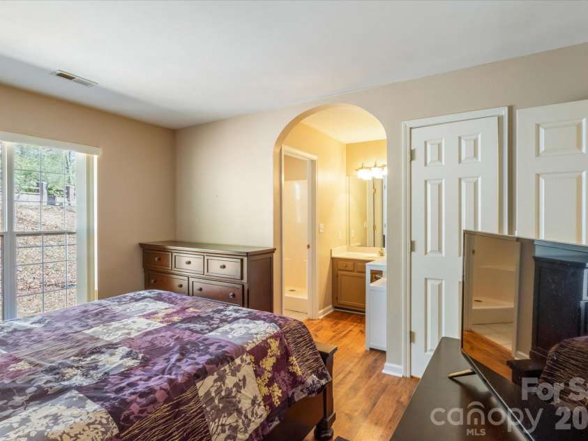 2625 Middleton Circle, Hendersonville, NC 28791.  MLS# CAR4346710, YatesRealty ID 3695. 