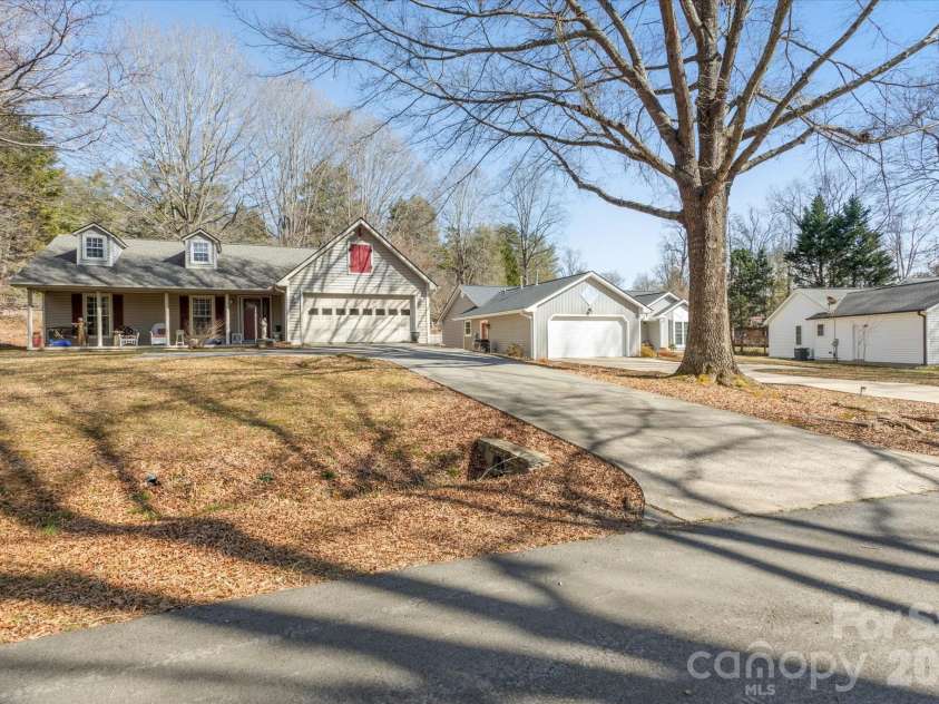 2625 Middleton Circle, Hendersonville, NC 28791.  MLS# CAR4346710, YatesRealty ID 3695. 