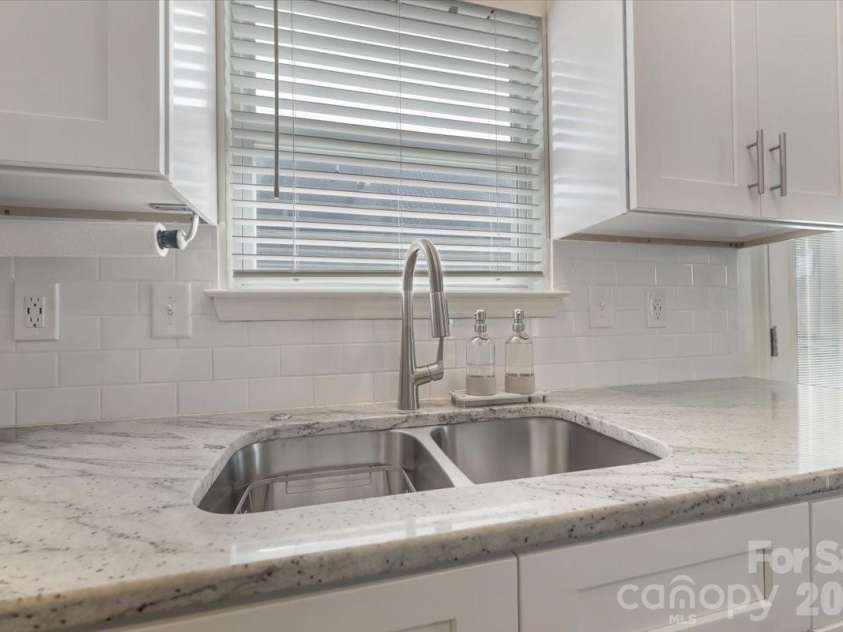 500 Katonah Avenue, Charlotte, NC 28208.  MLS# CAR4394042, YatesRealty ID 36953. 