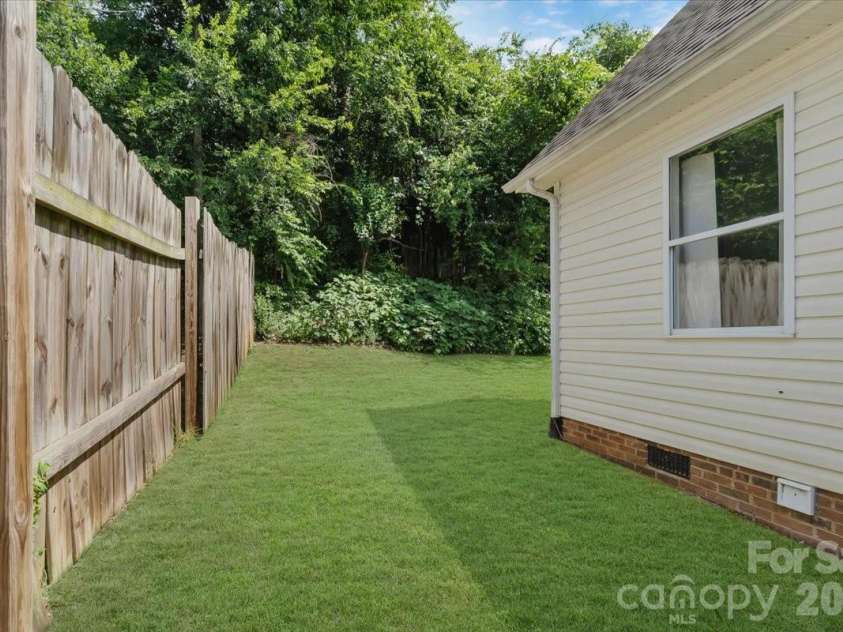 500 Katonah Avenue, Charlotte, NC 28208.  MLS# CAR4394042, YatesRealty ID 36953. 