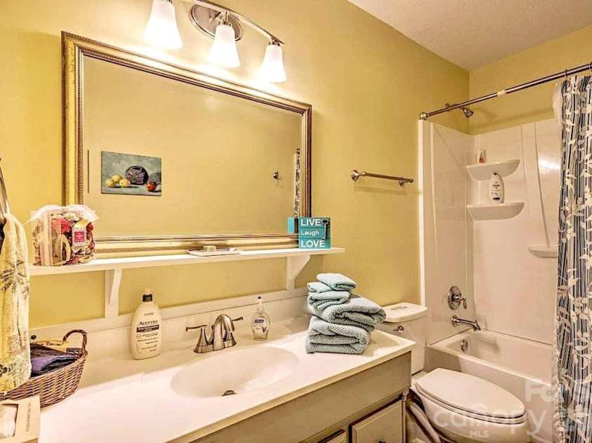95 Walker Cove Road, Black Mountain, NC 28711.  MLS# CAR4385483, YatesRealty ID 36958. Full Bath with Bathtub