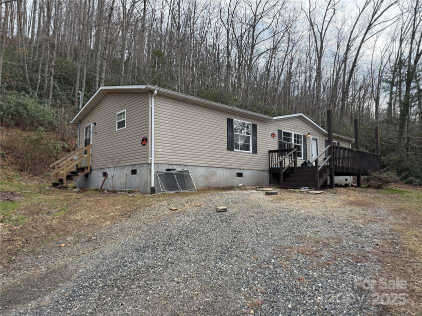 55 Twin Oaks Lane, Spruce Pine, NC 28777.  MLS# CAR4331118, YatesRealty ID 3696. 
