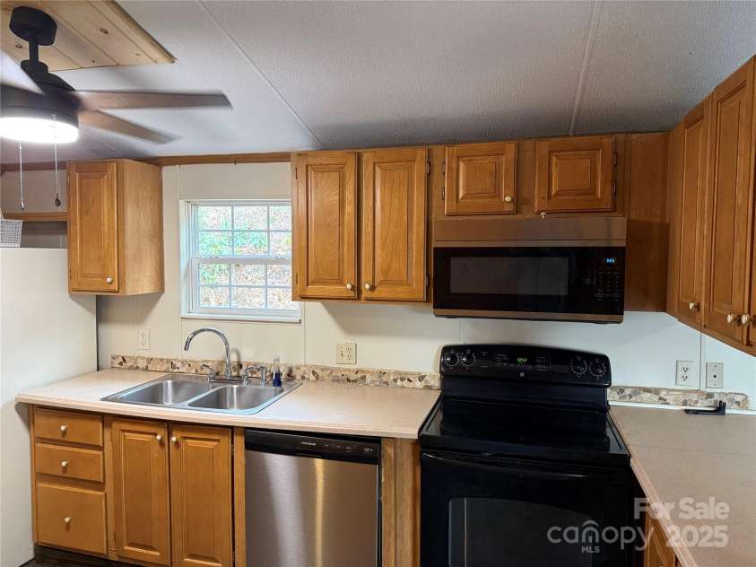 55 Twin Oaks Lane, Spruce Pine, NC 28777.  MLS# CAR4331118, YatesRealty ID 3696. 