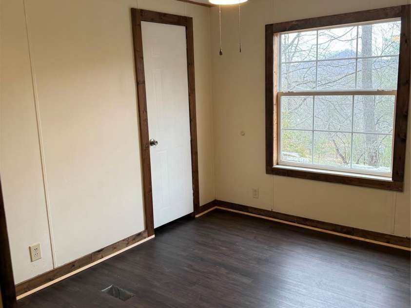 55 Twin Oaks Lane, Spruce Pine, NC 28777.  MLS# CAR4331118, YatesRealty ID 3696. 