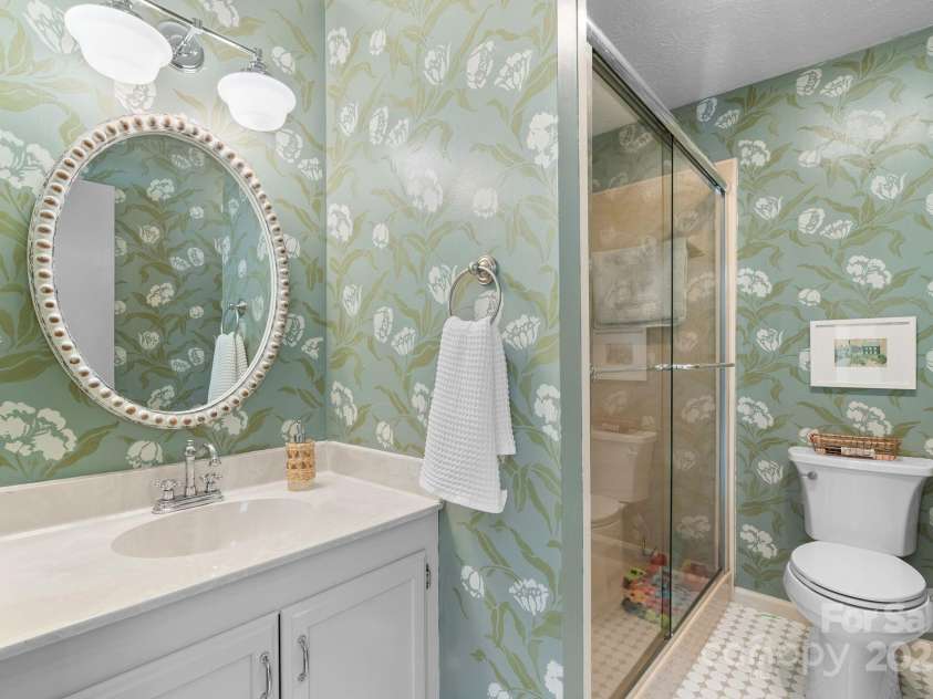 86 Braddock Way, Asheville, NC 28803.  MLS# CAR4235996, YatesRealty ID 3696. Second full bath - Main