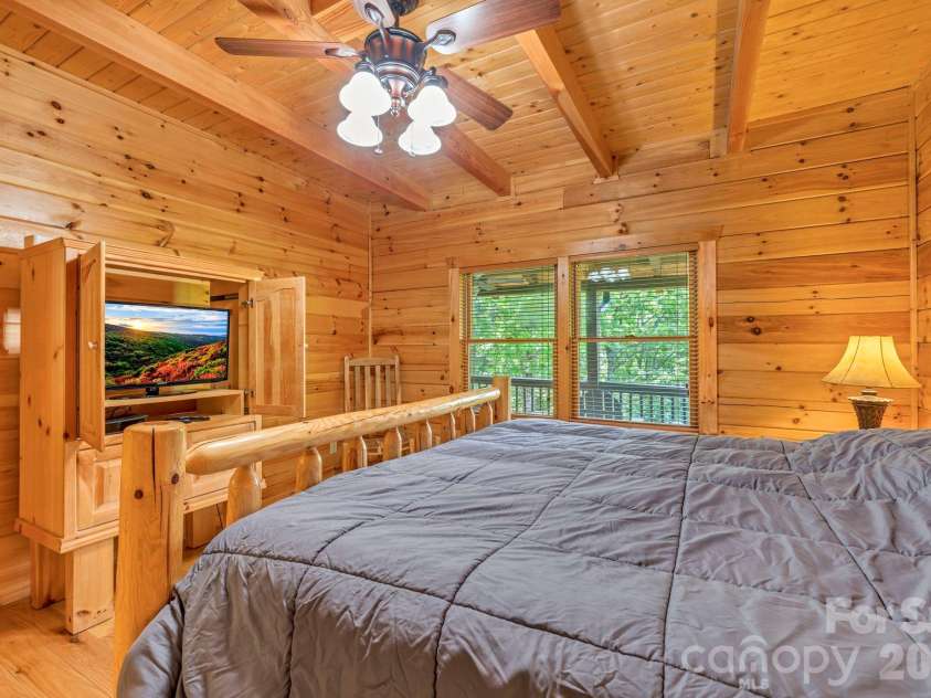 328 Nile Park Drive, Blowing Rock, NC 28605.  MLS# CAR4388511, YatesRealty ID 36961. Main-level bedroom