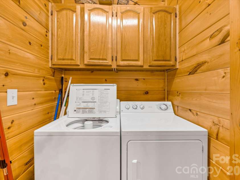 328 Nile Park Drive, Blowing Rock, NC 28605.  MLS# CAR4388511, YatesRealty ID 36961. Main-level laundry
