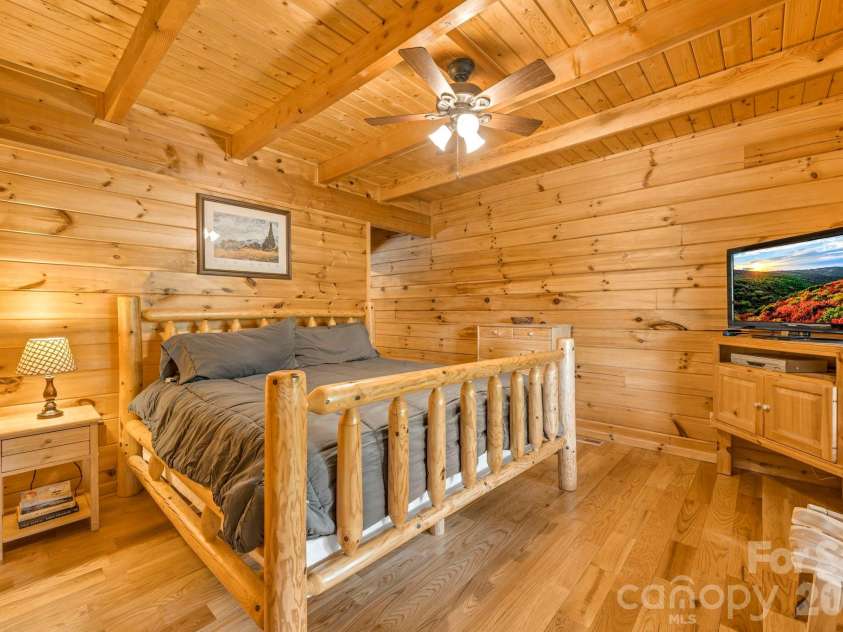 328 Nile Park Drive, Blowing Rock, NC 28605.  MLS# CAR4388511, YatesRealty ID 36961. Main-level primary suite
