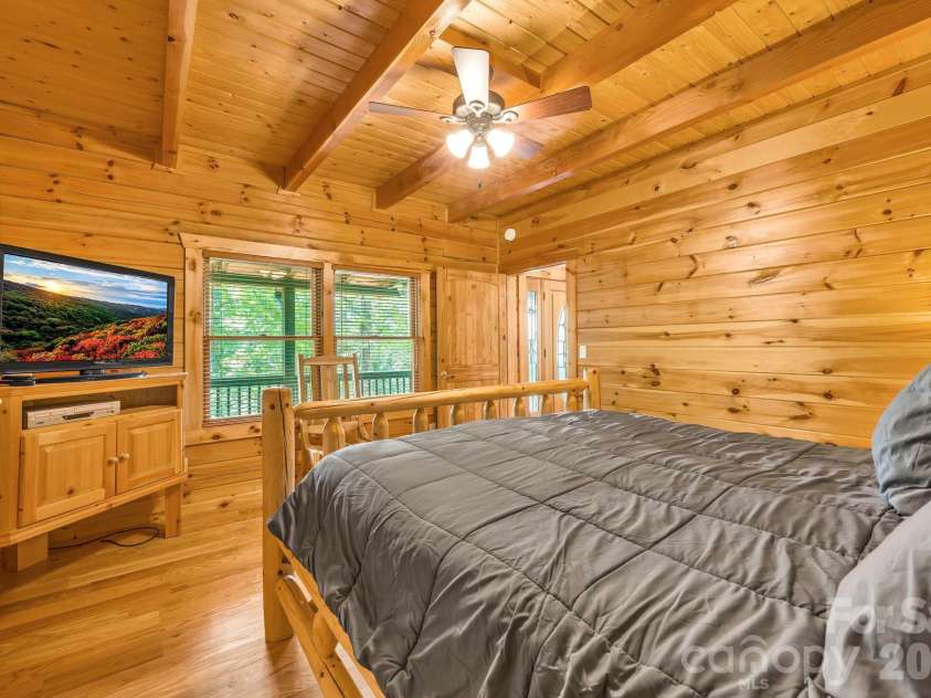 328 Nile Park Drive, Blowing Rock, NC 28605.  MLS# CAR4388511, YatesRealty ID 36961. Main-level primary suite