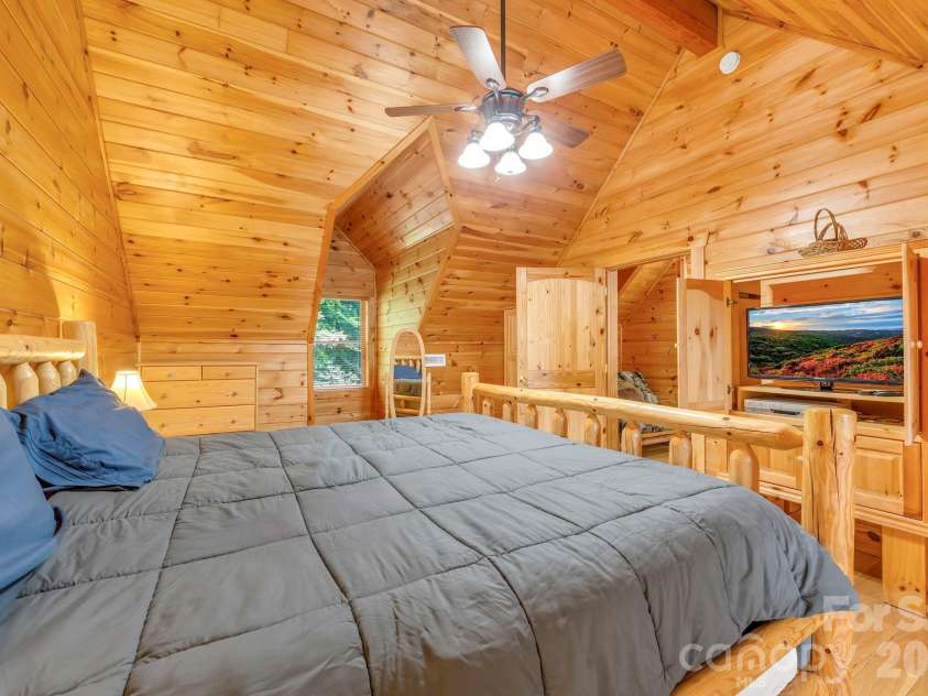 328 Nile Park Drive, Blowing Rock, NC 28605.  MLS# CAR4388511, YatesRealty ID 36961. Second upper-level  bedroom