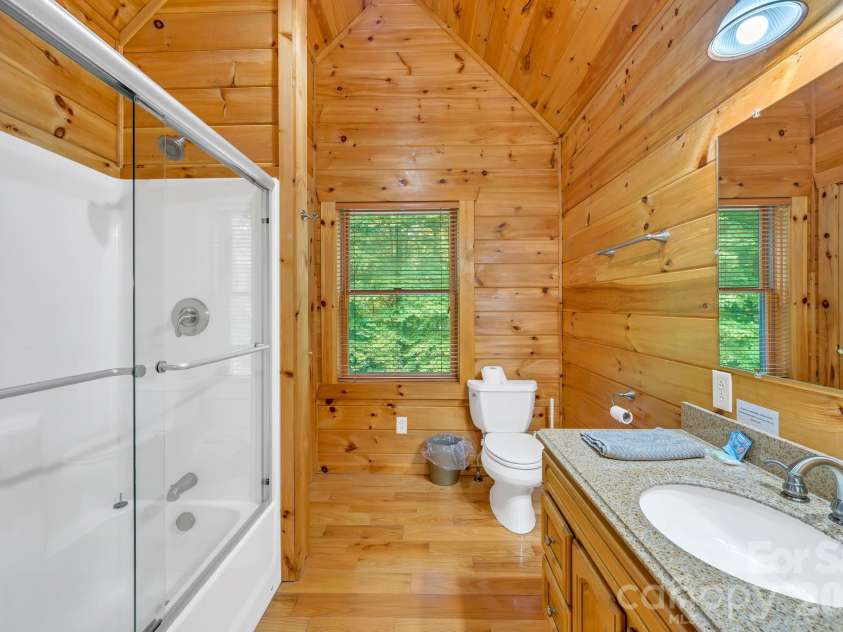 328 Nile Park Drive, Blowing Rock, NC 28605.  MLS# CAR4388511, YatesRealty ID 36961. Upper-level full bath