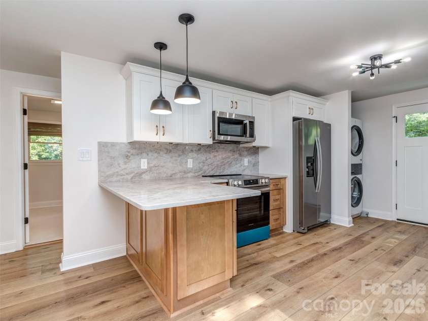 408 Jackson Avenue, Waxhaw, NC 28173.  MLS# CAR4398118, YatesRealty ID 36962. Breakfast island