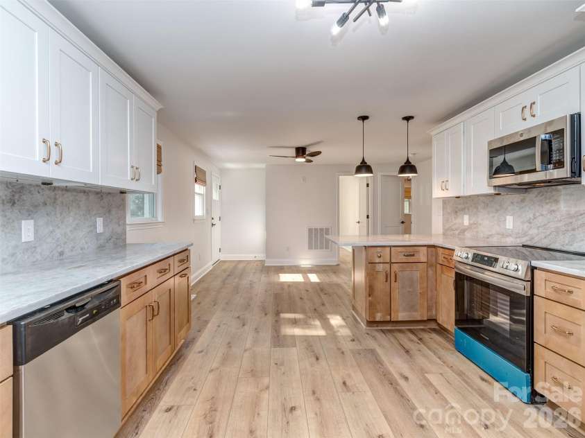 408 Jackson Avenue, Waxhaw, NC 28173.  MLS# CAR4398118, YatesRealty ID 36962. Kitchen