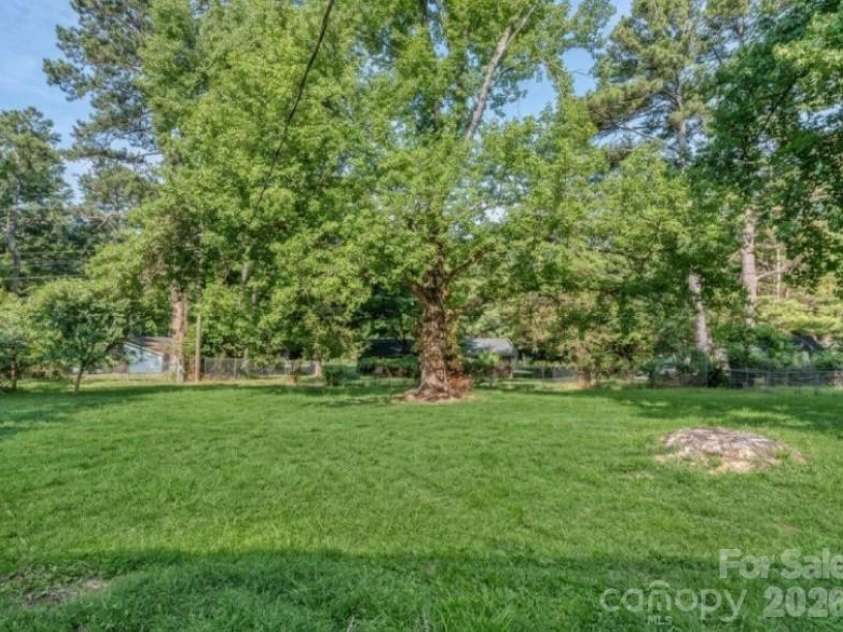 408 Jackson Avenue, Waxhaw, NC 28173.  MLS# CAR4398118, YatesRealty ID 36962. Large lot with plenty of room to play