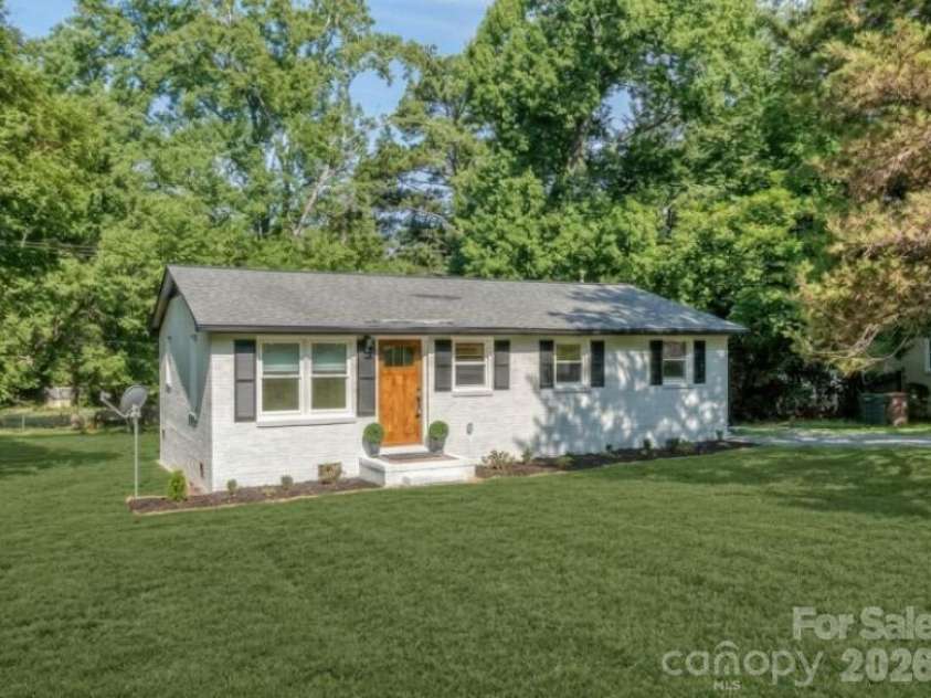408 Jackson Avenue, Waxhaw, NC 28173.  MLS# CAR4398118, YatesRealty ID 36962. Updated ranch in the heart of Waxhaw
