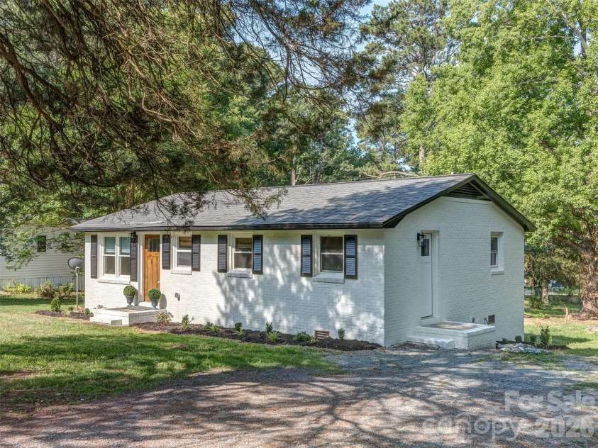 408 Jackson Avenue, Waxhaw, NC 28173.  MLS# CAR4398118, YatesRealty ID 36962. Welcome Home!