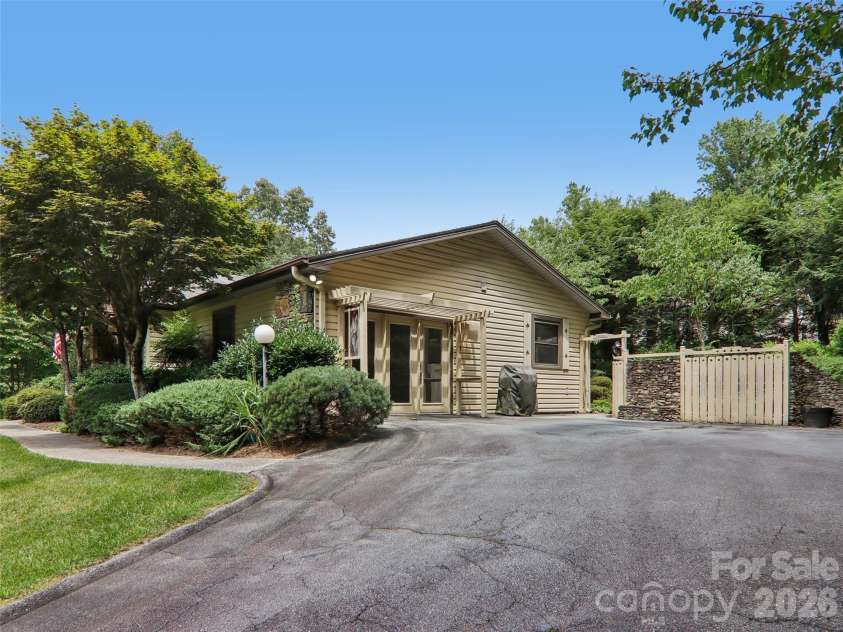 1 Bridle Path Court, Hendersonville, NC 28791.  MLS# CAR4401387, YatesRealty ID 36963. 