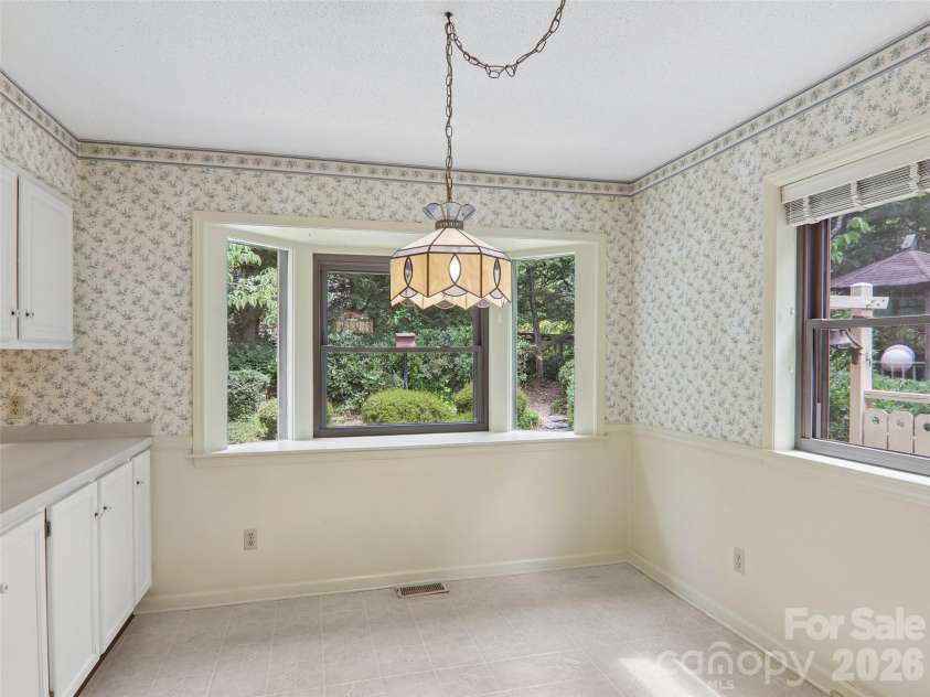 1 Bridle Path Court, Hendersonville, NC 28791.  MLS# CAR4401387, YatesRealty ID 36963. 