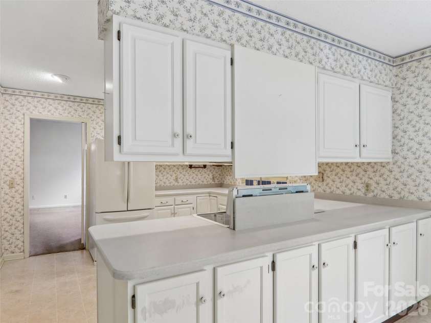 1 Bridle Path Court, Hendersonville, NC 28791.  MLS# CAR4401387, YatesRealty ID 36963. 