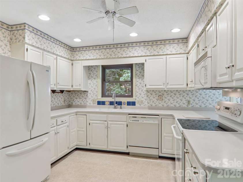 1 Bridle Path Court, Hendersonville, NC 28791.  MLS# CAR4401387, YatesRealty ID 36963. 